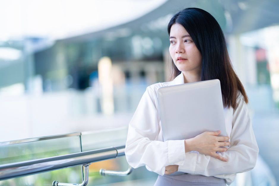 20代女性が転職相談をするイメージ