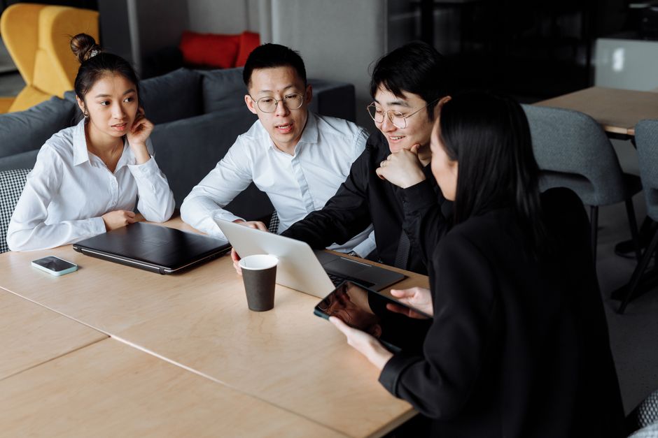 家族経営の小さい会社を辞めたい20代のイメージ