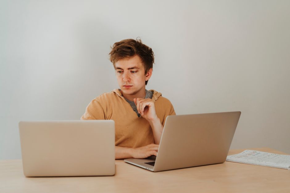 未経験からエンジニアを目指して学習する若手ビジネスパーソン