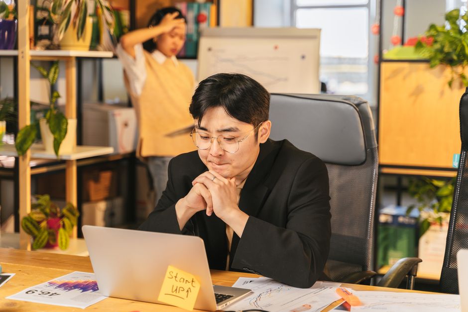 希望と違う配属について考える20代の会社員