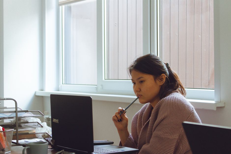 オフィスで今後の働き方を考える20代の会社員