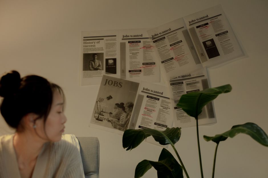 転職活動の予定を確認する若手会社員