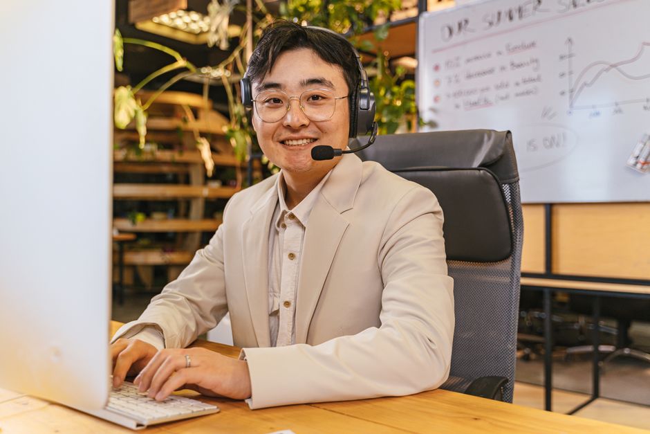 自宅でオンラインのキャリア相談を受ける若手会社員