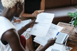 求人票を比較して応募を検討する若手会社員